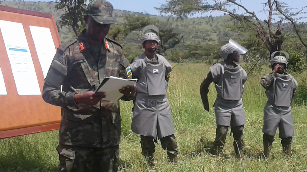 Major Gen Jaques Musemakweli avuga ko nyuma ya Jenoside yakorewe Abatutsi hari ibisasu byagiye bisigara ku misozi