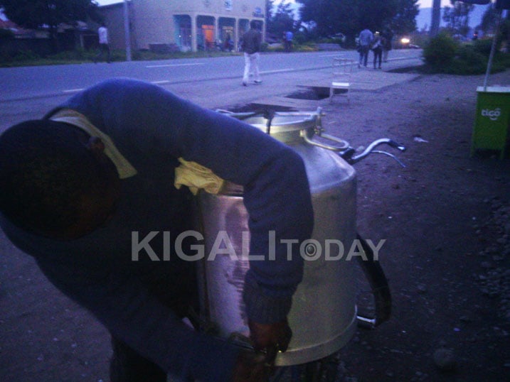 Umugabo ucuruza amata ku muhanda avuga ko bibaha amafaranga.