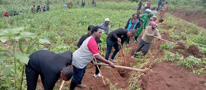 Bakoze umuganda wo gusibura no guhanga imirwanyasuri mu mirima
