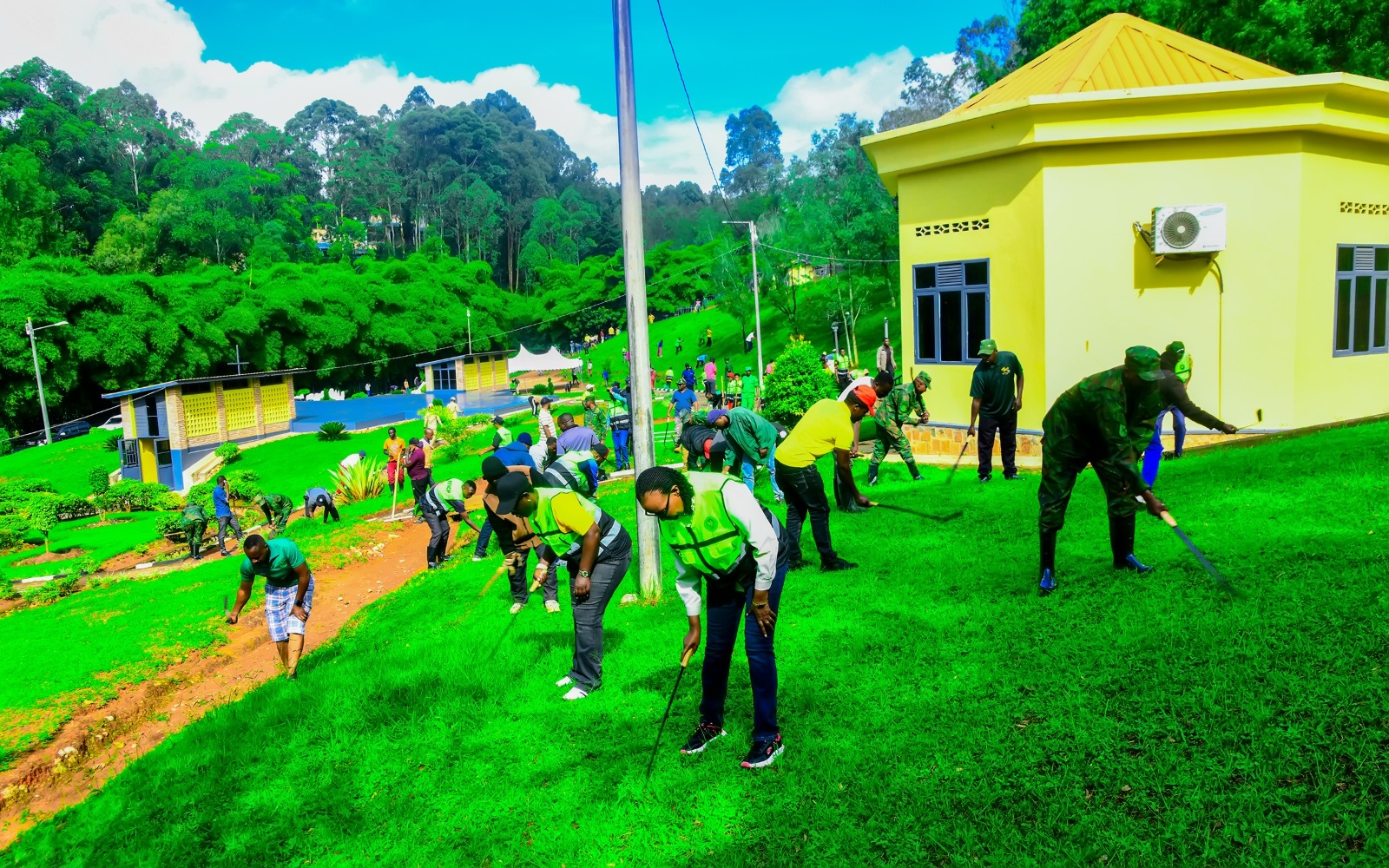 Bakoze umuganda wo gusukura ku Rwibutso rw'Akarere rwa Jenoside yakorewe Abatutsi ruri i Kabgayi