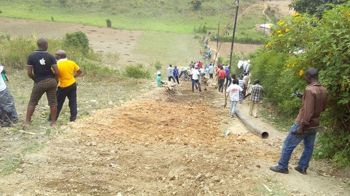 Umuganda w'abaturage mu gusubiza itaka ku muyoboro bari bamaze gushyiramo ibitembo.