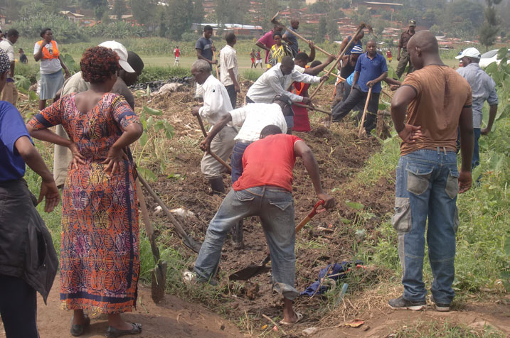 Mu muganda w'isuku bakanguriye abaturage kurandura umwanda ugasigara ari amateka.