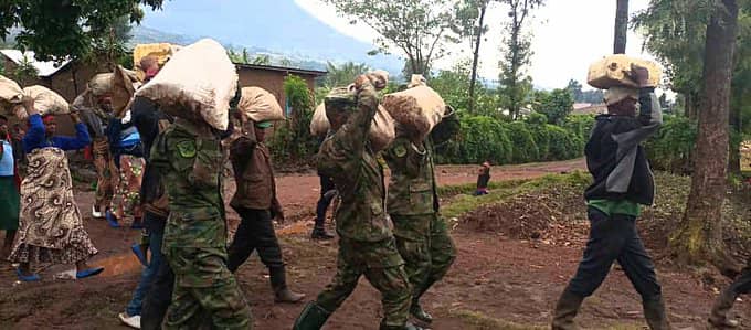 Ingabo zifatanyije n'abaturage mu muganda