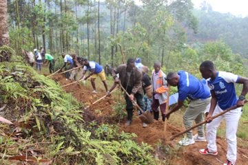 Musanze, itsinda ry'abafana ba Rayon Sports bafatanyine n'abaturage n'ubuyobozi mu gukora imirwanyasuri