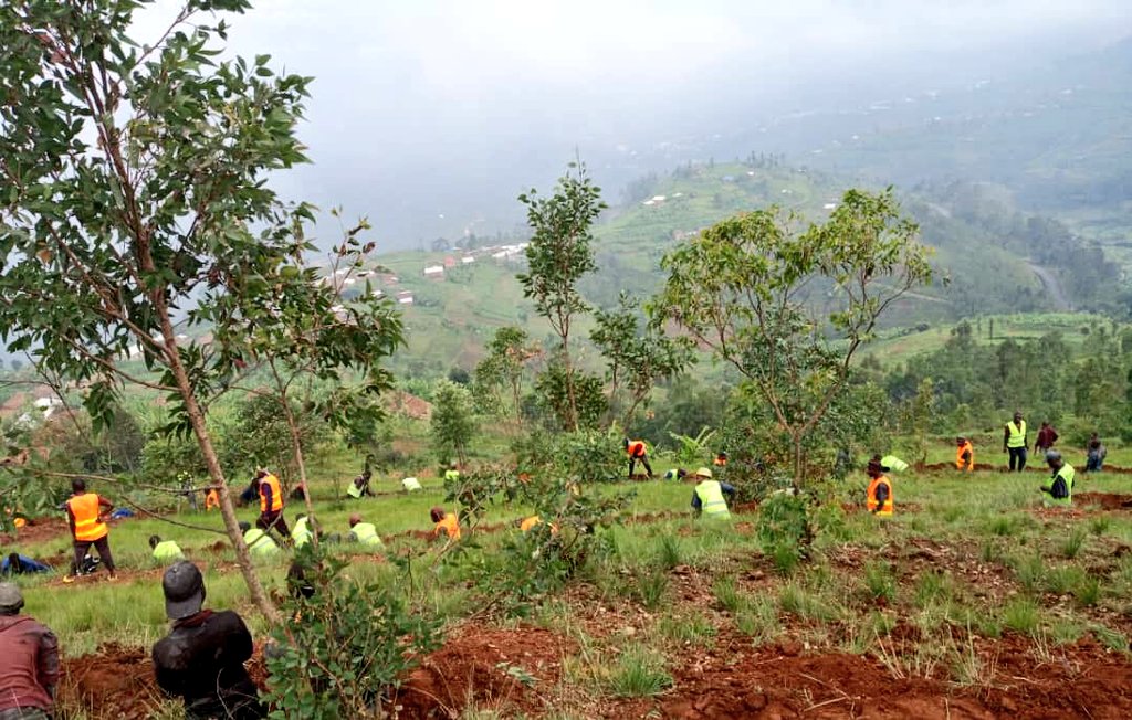 Abakozi ba za Kompanyi z'ubucukuzi bifatanyije n'abandi mu muganda kugira ngo igikorwa cyihute