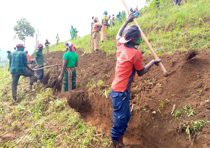 Abaturage barishimira ko amaterasi bafashijwe gutunganya azagabanya ingaruka ziterwa n'isuri yangizaga imyaka n'ibikorwa remezo