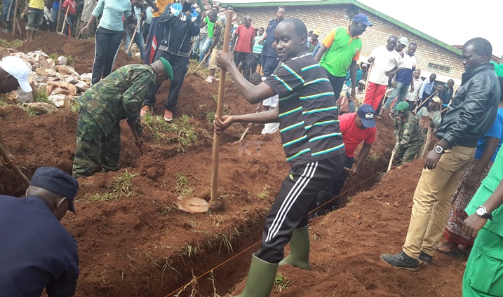 Umuganda mu Karere ka Gisagara kozwe ahazubakwa ibiro by'akagari ka Duwani.