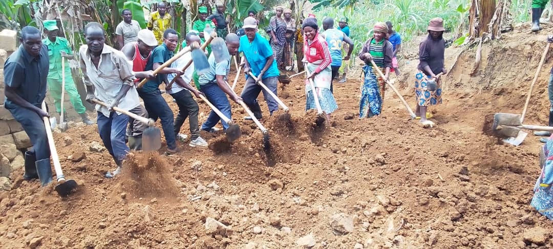 Umuganda mu Murenge wa Gakenke waranzwe no gusiza ikibanza cy'ahazubakwa inzu y'umuturage utishoboye