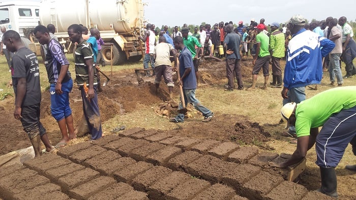 Abaturage basabwe gukomeza ibikorwa by'umuganda kugira ngo bagenzi babo babone amacumbi