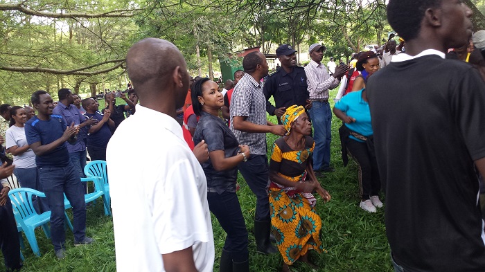 Abitabiriye umuganda bacinye akadiho bishimira igikorwa barangije gukora