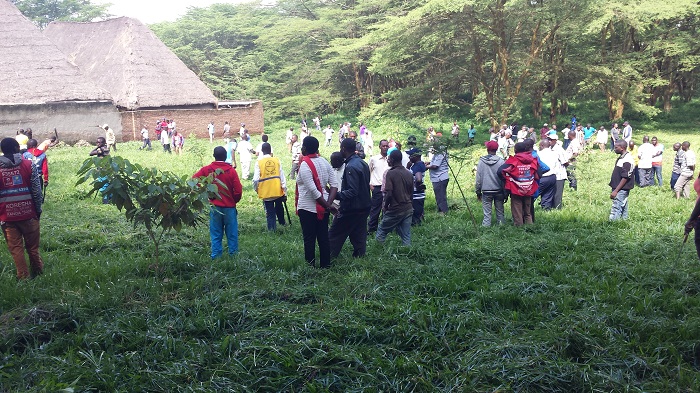 Abitabiriye umuganda batemye ibyatsi biri mu ishyamba ry'umugezi w'Umuvumba