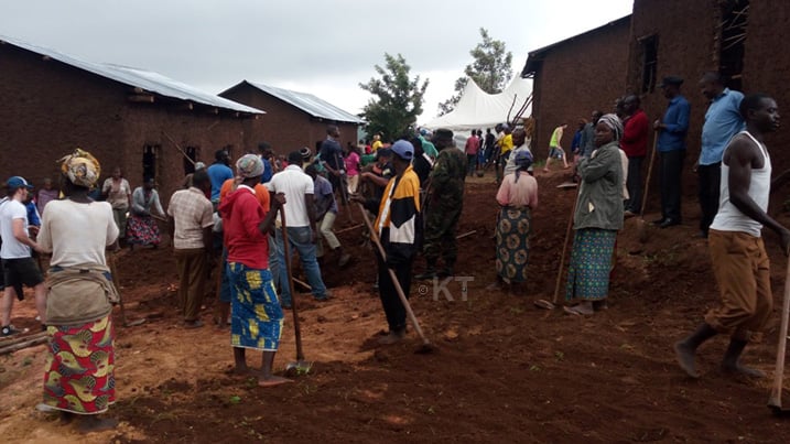 Umuganda waranzwe no gutunganya imbuga z'amazu abatishoboye bazimurwa mu Rwabuye bazaturamo