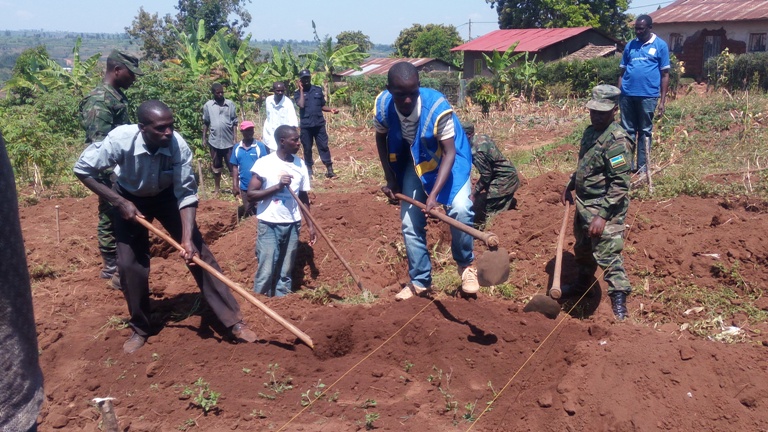 Umuganda wo kubakira Ruzigamanzi wanitabiriwe n'ubuyobozi bw'ingabo n'urubyiruko