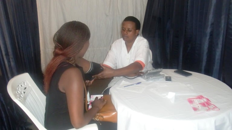 Umuganga ari gupima umugore witabiriye igikorwa cyo kwipimisha kanseri y'ibere