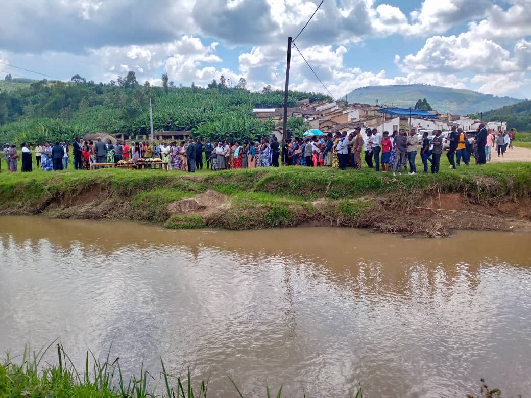 Umugenzi wa Kiryango, abaje kuhibukira, inyuma yabo hari agasantere ka Gafunzo aho umucuruzi witwaga Oswald Mugambira yakoreraga