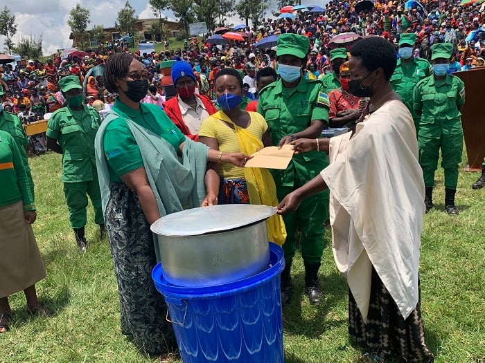 Abagore batishoboye mu Karere ka Gicumbi bahawe ibikoresho binyuranye