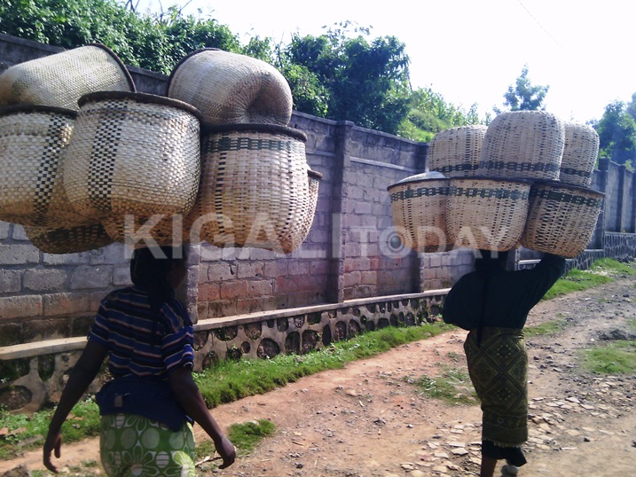 Umugore wa Ntabarinzi (uri imbere) akangurira abandi bagore gufatanya n