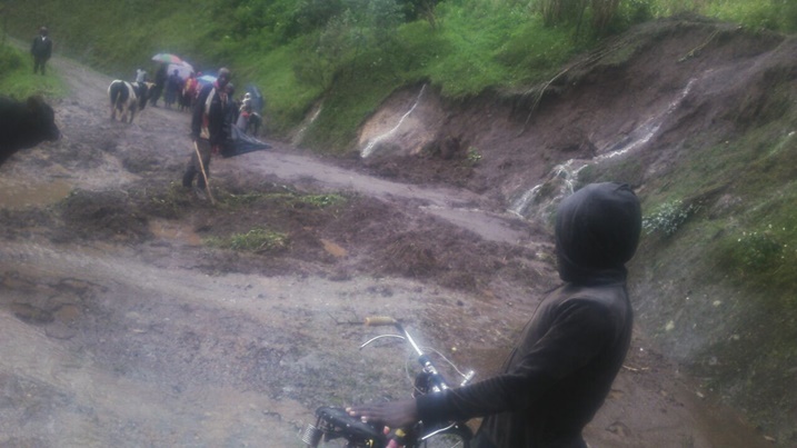 Umuhanda Kigali - Musanze uca mu Murenge wa Gakenke wafunzwe n'inkangu.