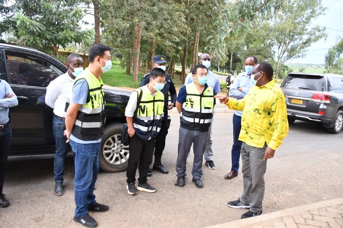 Minisitiri Gatete yasabye abakora imihanda mu Karere ka Nyagatare kwihutisha ibikorwa