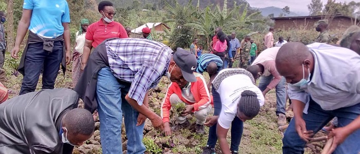 Mu Murenge wa Nkotsi itsinda ry'Abadepite ryifatanyije n'abaturage gusukura umuhanda wari wararengewe n'ibyatsi kugira ngo wongere ube nyabagendwa