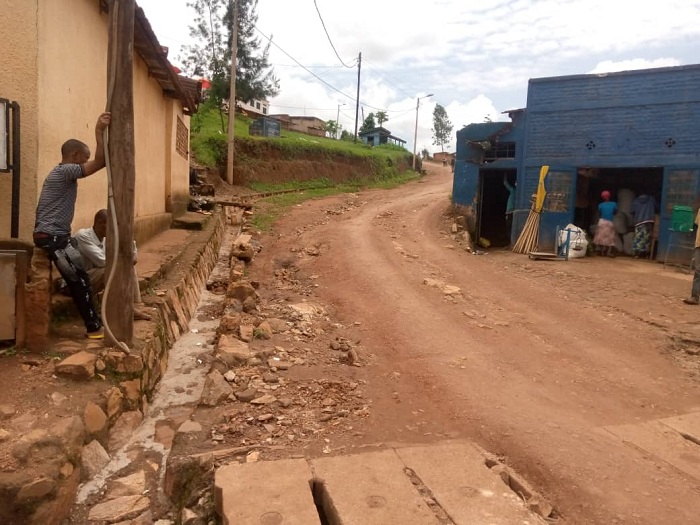 Umuhanda Rwabuye-ibiro by,umurenge wa Mbazi ugiye gushyirwamo kaburimbo