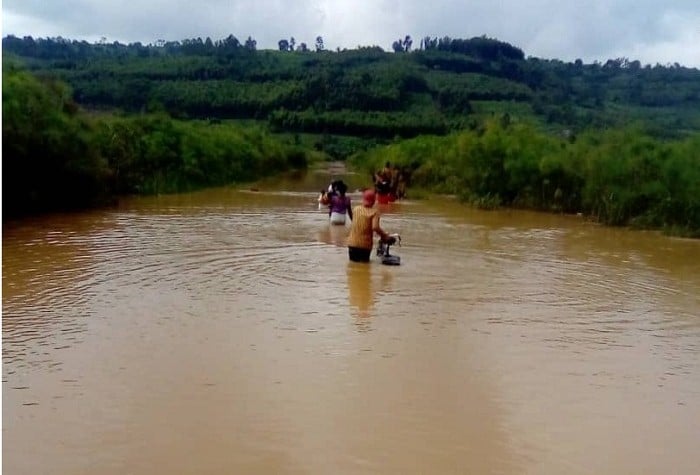 Utabasha kunyura muri ayo mazi arishyura bakamuheka