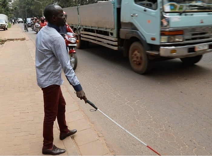 Abafite ubumuga bwo kutabona bavuga ko bagorwa no kwambuka umuhanda kuko hari ubwo bahutazwa