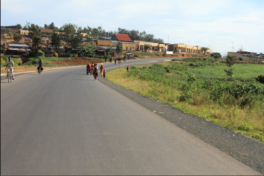 Imwe mu mihanda y'imigenderano ishyirwamo kaburimbo yoroheje, indi y'ibitaka igatunganywa neza ku buryo yoroshya ingendo