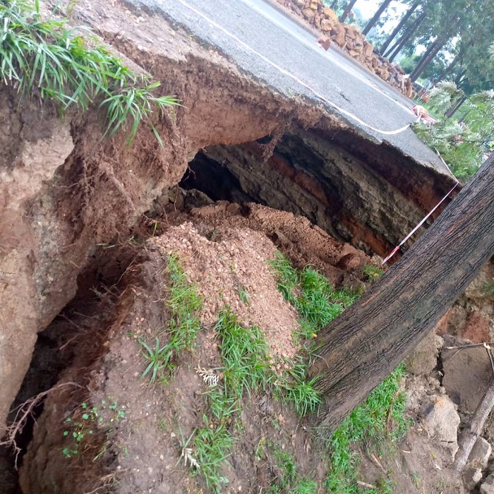 Amazi yatangiye gutengura umuhanda ahereye ku muyoboro usohora amazi
