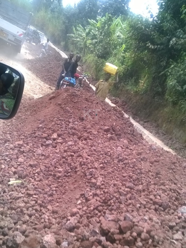 Umuhanda Kabari-Kabuhanga, abaturage bavuga ko bubatse ariko ntibishyurwa.