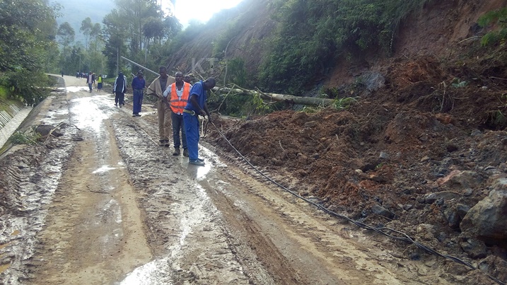 Umuhanda Kigali - Musanze wakozwe igice kimwe ariko uza kongera gufungwa kuko byagaragaye ko hakiri ubunyerere bushobora guteza impanuka.