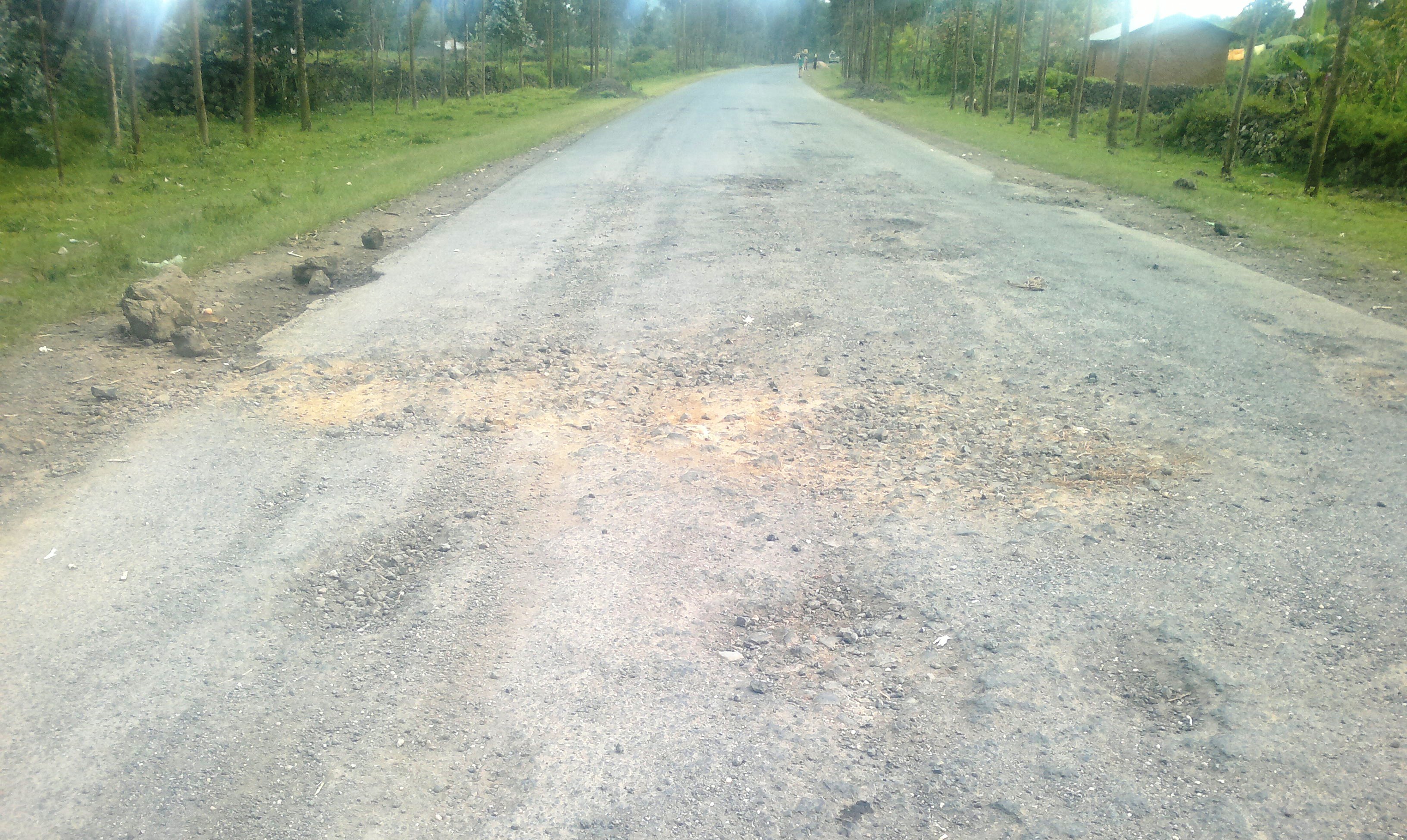 Umuhanda MUsanze-Cyanika urashaje ku buryo watangiye gucikamo ibice.