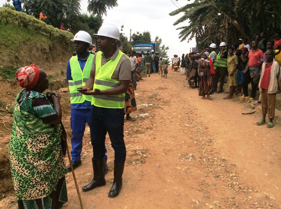 Ubuyobozi bwizeza abaturage ko uyu muhanda Nyange-Gatumba watangiye gukorwa kandi uzuzura vuba