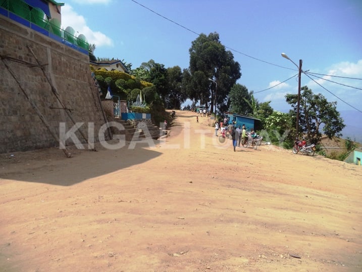 Umuhanda Rubengera-Rutsiro-Rubavu Perezida ngo yabemereye kuwushyiramo Kaburimbo ubwo yiyamamazaga mu mwka wa 2010 ukaba uri mu byo bazamibutsa.
