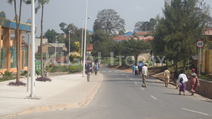 Umuhanda uturuka ku bitro bya Nyanza ugana ku cyuzi cya Nyamagana uri mu mihanda yatashywe.