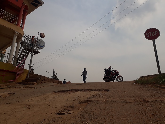 Umuhanda wa kaburimbo unyura muri Beretwari ku gasozi gahanamye cyane