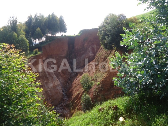 Umuhanda wacitsemo kabiri kubera amzi ava mu nkambi.