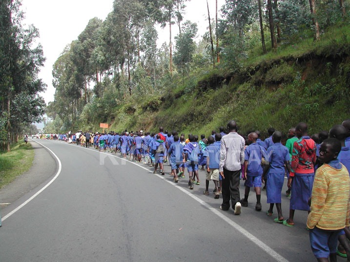 Umuhango wabimburiwe n'urugendo ruva ku rwibutso rugana ahahoze bariyeri yaguyeho abatutsi benshi mu Murenge wa Kivuruga.