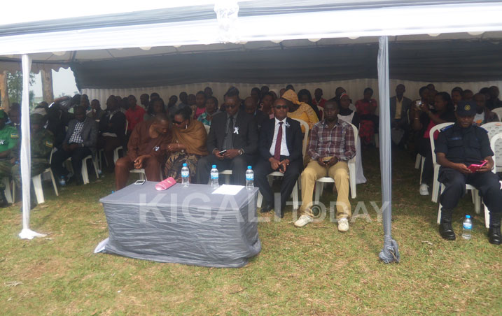Umuhango wo kwibuka abari abakozi ba Sous Prefecture ya Gisagara wari witabiriwe n'abantu b'ingeri zitandukanye ariko cyane cyane abakozi bagenzi babo n'imiryango yabo.