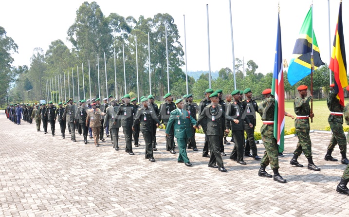 Umuhango nyirizina wabimburiwe n'umutambagiro wakozwe n'abanyeshuri barangije n'abarimu babo.