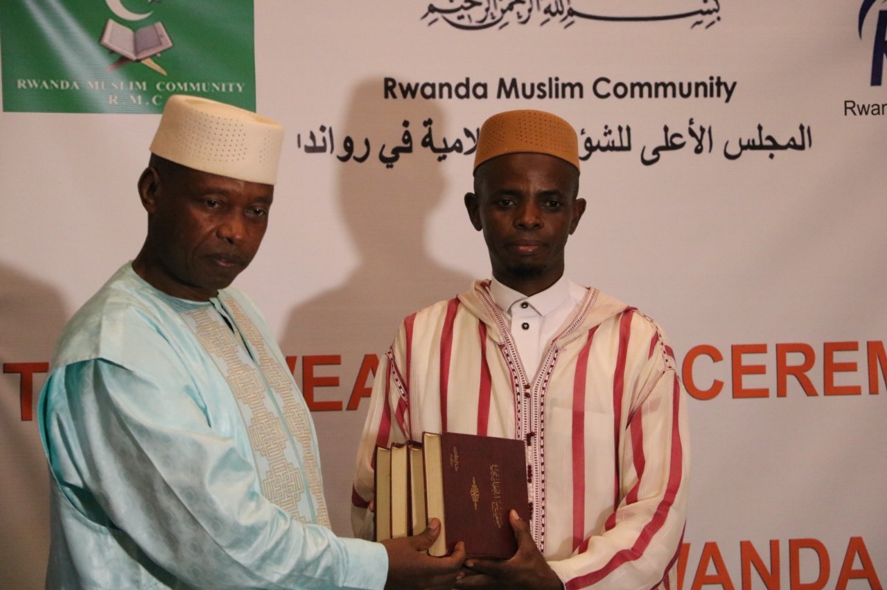 Mufti Sheikh Salim Hitimana ucyuye igihe na Mufti Sheikh Sindayigaya Mussa umusimbuye bahererekana ububasha