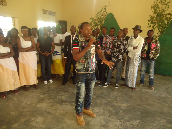 Umuhanzi Semanza ashishikariza abakiri bato kugana amatorero.