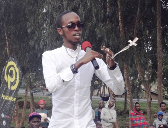 Umuhanzi Lil G asusurutsa urubyiruko rwa Kanzenze mu biganiro bya SFH Rwanda