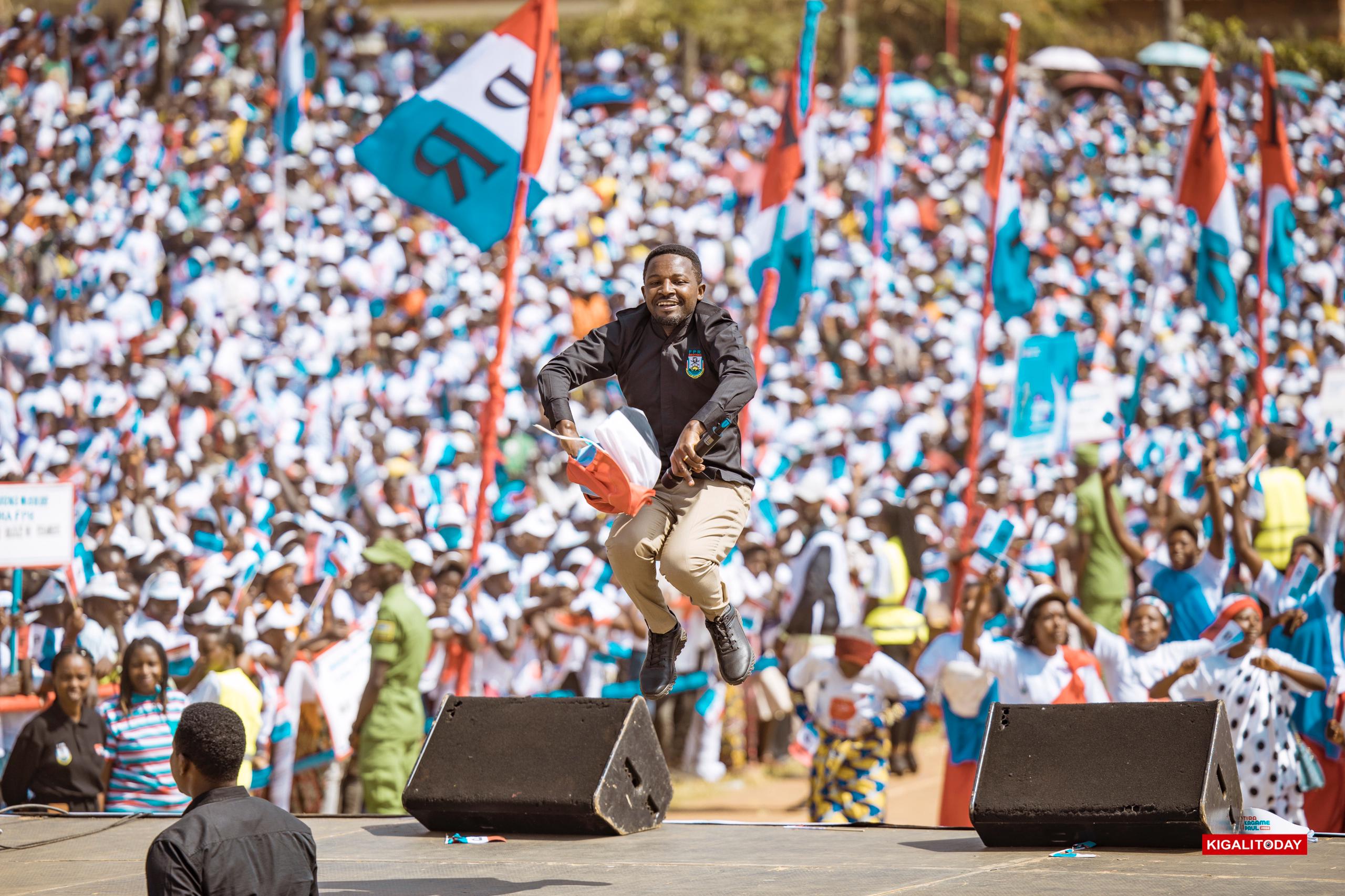 Umuhanzi Tuyisenge Intore yacinye ikinimba mu ndirimbo ze zabaye ikimenyabose zirata ibyiza by'u Rwanda