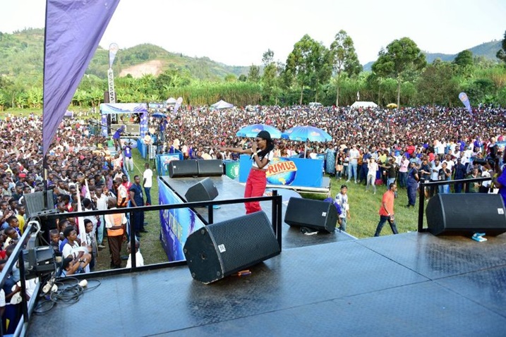 Umuhanzikazi Young Grace ku rubyiniro.