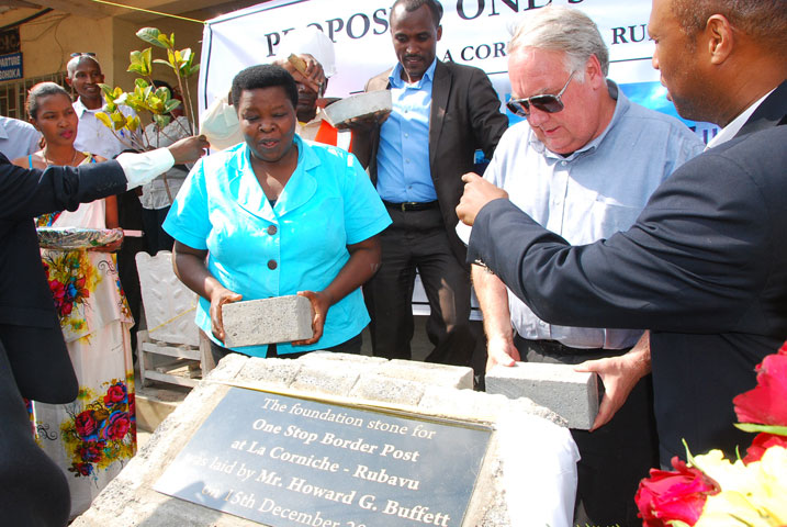 Umuherwe Howard G.Buffett ashyira ibuye fatizo ahazubakwa One stop Border Post ku ruhande rw'u Rwanda.