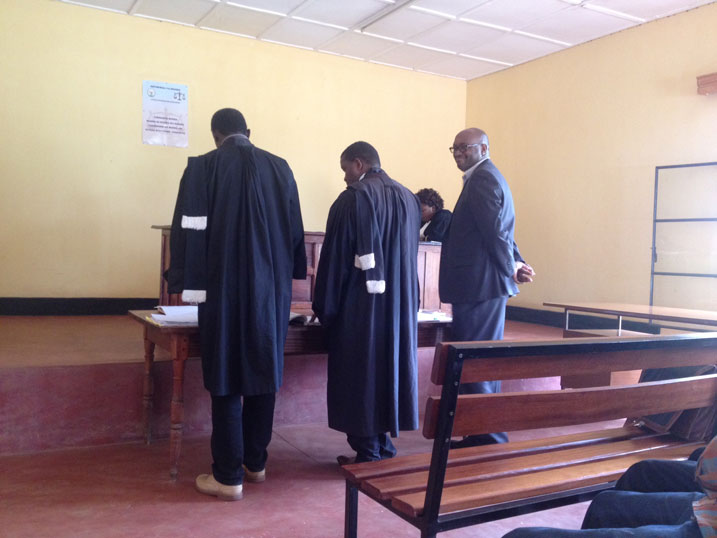 Umuhungu wa Rubangura uhagarariye abandi bazungura mu rukiko aburana, hagati hari umwunganizi we naho ubanza ni Me Kazeneza wunganira Kayitesi.