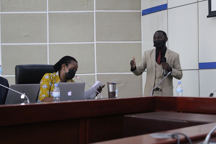 Umuhuza Hirwa Jean Luc ufite umushinga wahize iyindi mu Mujyi wa Kigali asobanurira akanama nkemurampaka ibyo akora
