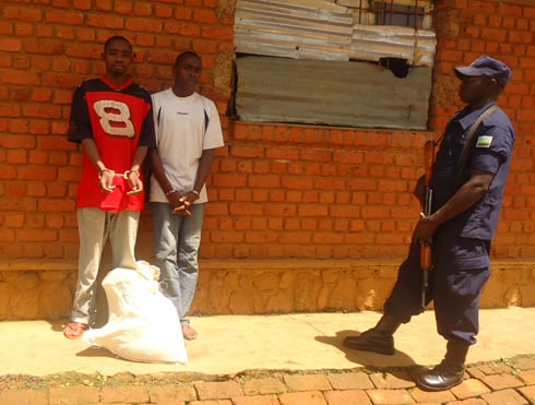 Ntawizera Leonce na Mugwiza Jean Baptiste kuri sitasiyo ya polisi i Rulindo.