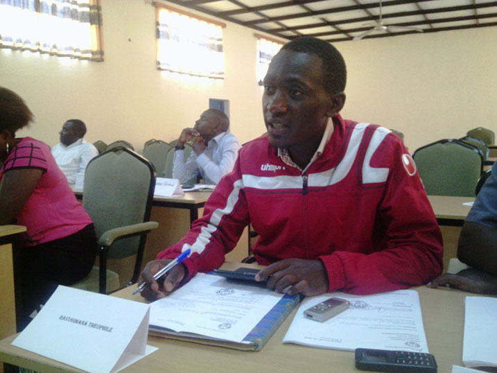 Umujyanama Havugimana yibaza niba gukererwa k'umuhigo wo guhingisha imashini nta ruhare rw'abatekinisiye rurimo.